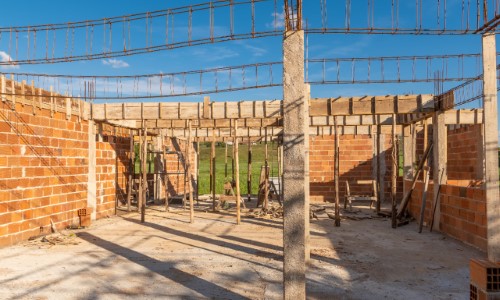 Profissionais iniciam etapa de colocação de laje na nova Creche de Bulhões